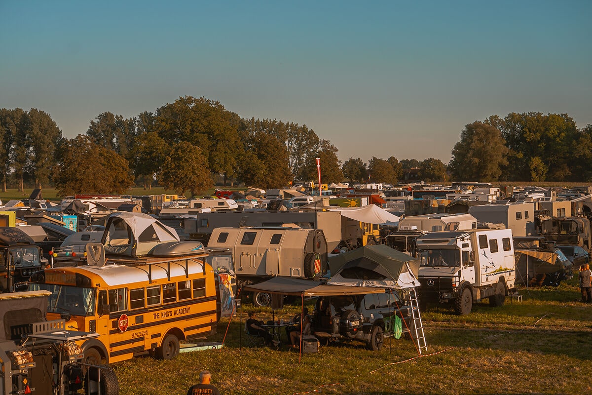 verschiedene Camper auf dem Camping der Adventure Northside