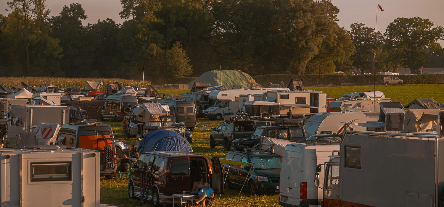 Ansicht von oben auf Camp auf der Polo Wiese