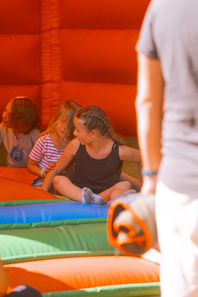 Kinder in der Hüpfburg
