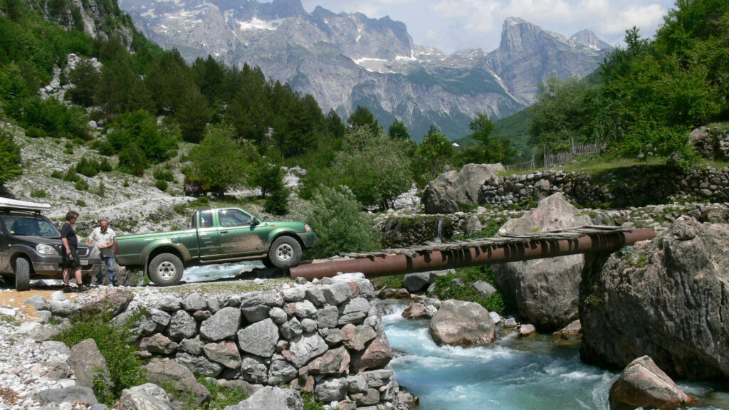 Flussüberquerung in Albanien