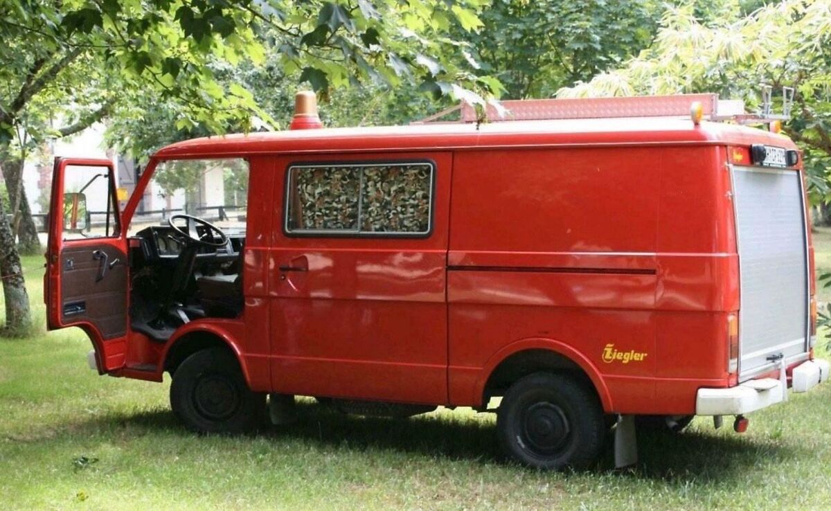 alter Feuerwehrbus zum Camper