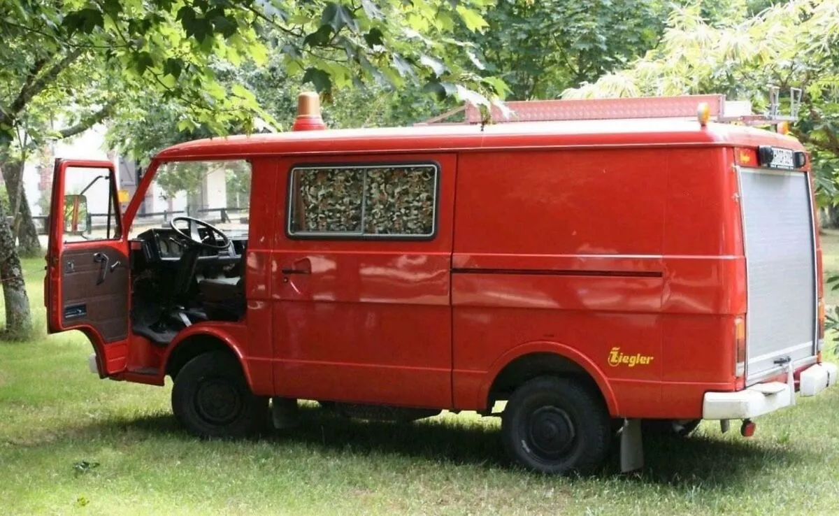 alter Feuerwehrbus zum Camper
