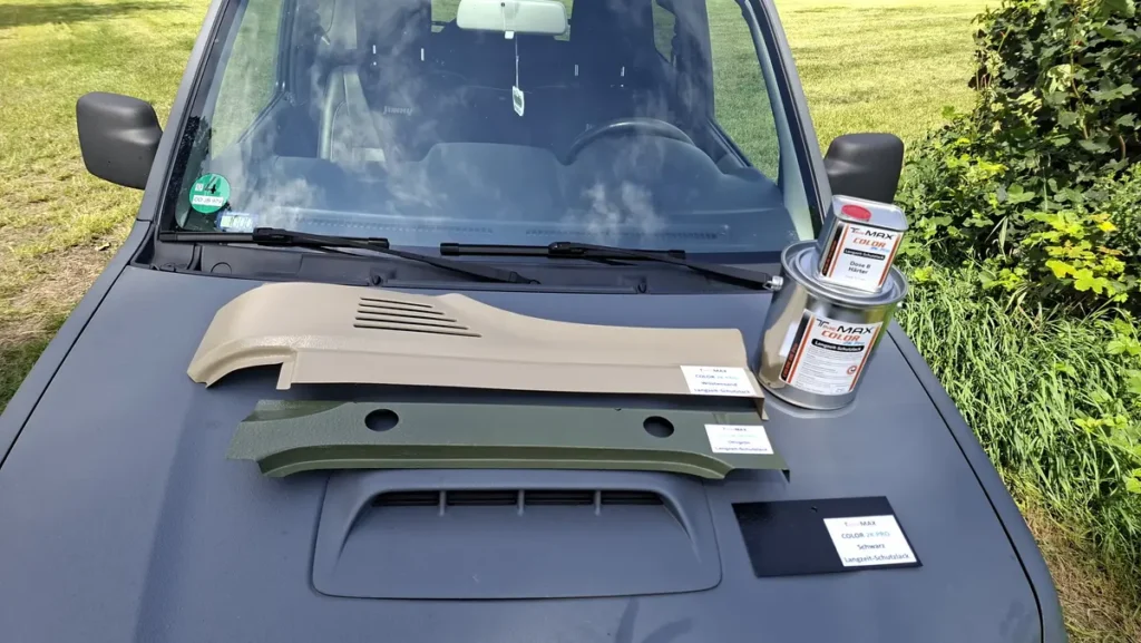 Farbproben von T-MAX Langzeit-Schutzlack auf der Motorhaube eines Offroad-Fahrzeugs.