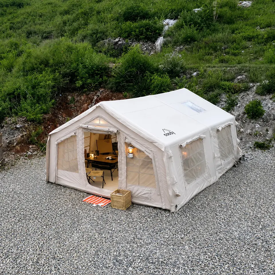 Modernes aufblasbares Campingzelt mit Glamping-Einrichtung in der Natur.